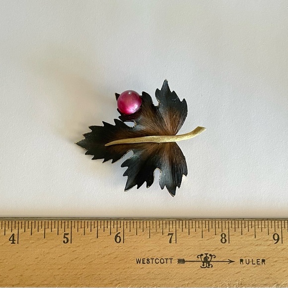 Vintage Maple Leaf Brooch Goldtone and Black with Pink Cabochon - Picture 5 of 6